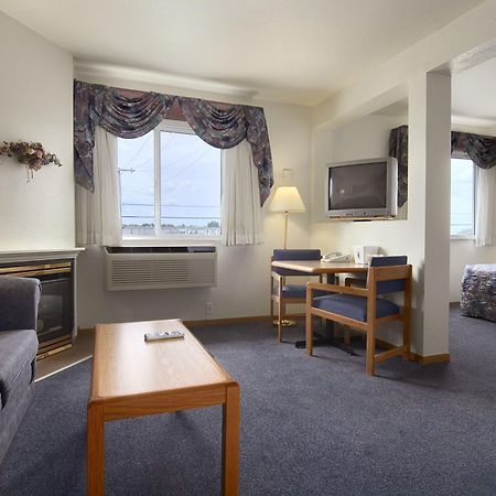 Hotel Super 8 By Wyndham Swift Current Habitación foto