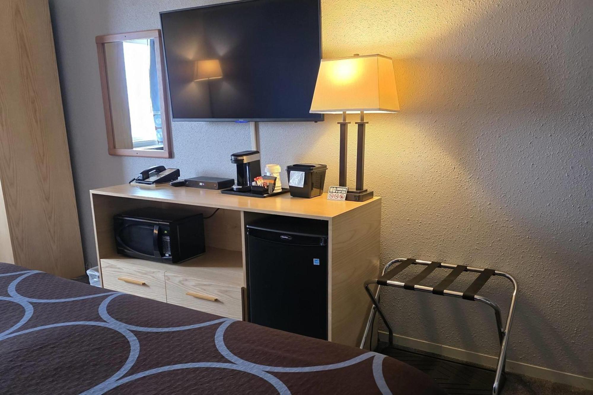 Hotel Super 8 By Wyndham Swift Current Exterior foto