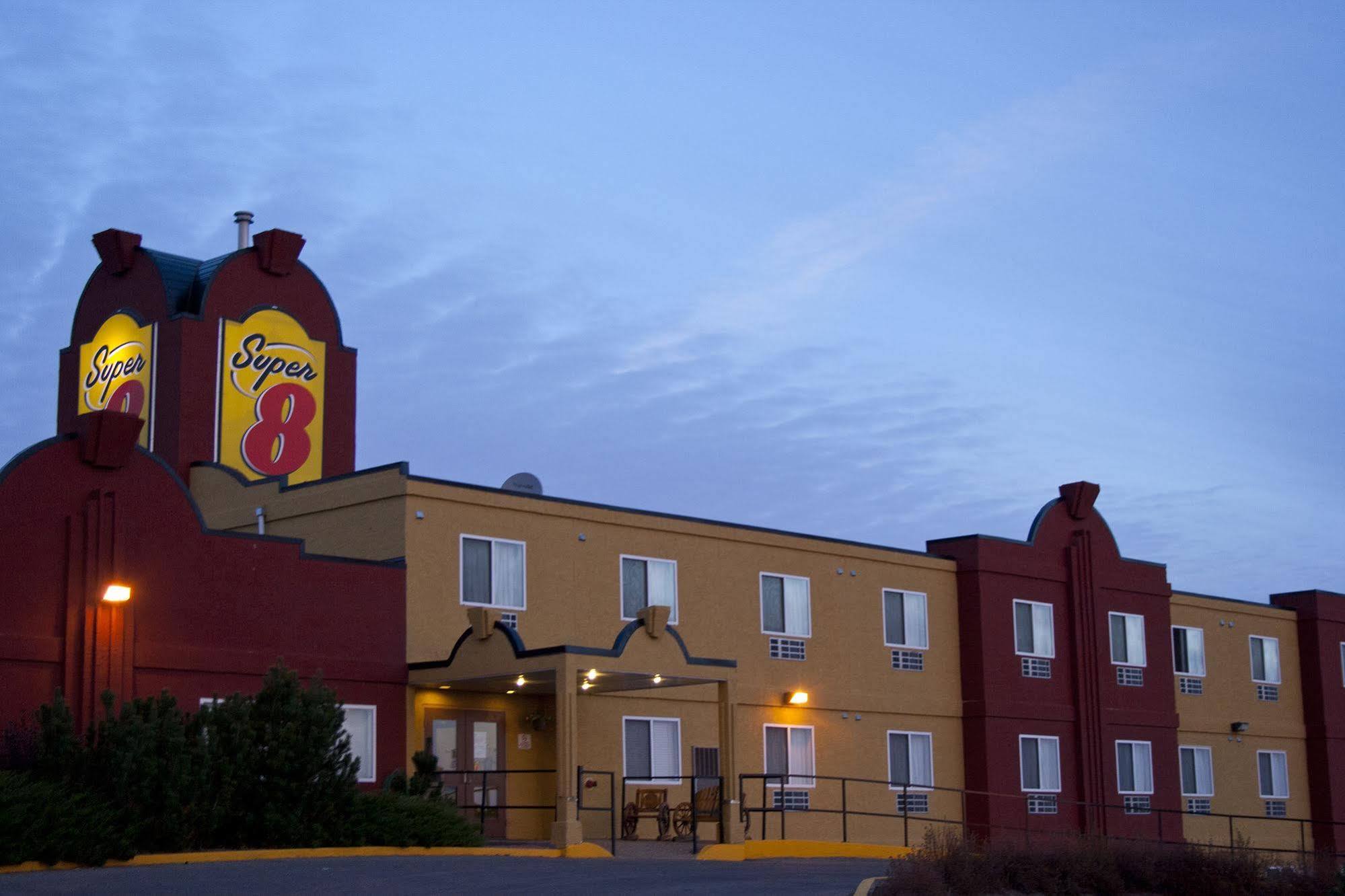 Hotel Super 8 By Wyndham Swift Current Exterior foto