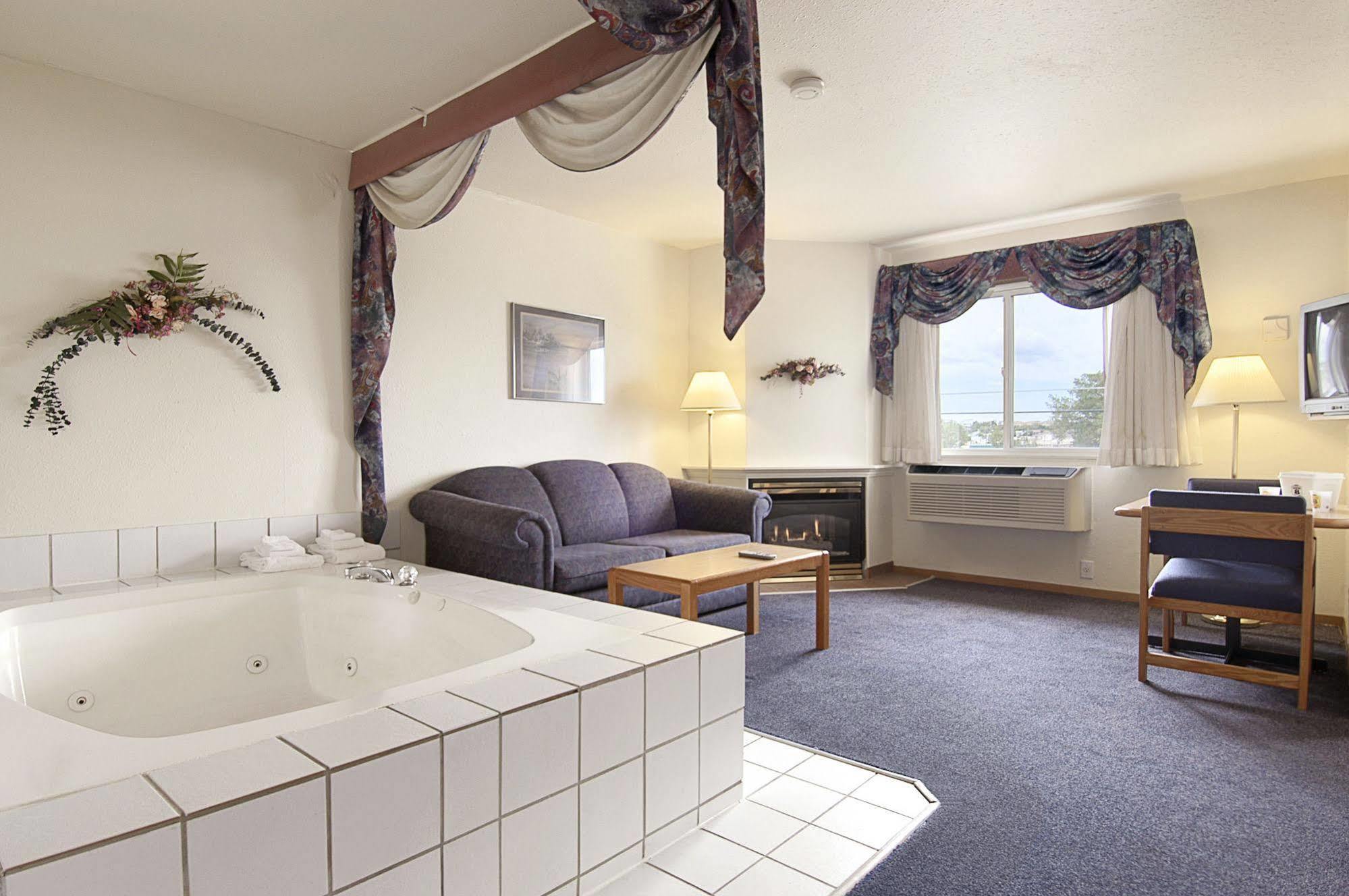 Hotel Super 8 By Wyndham Swift Current Habitación foto