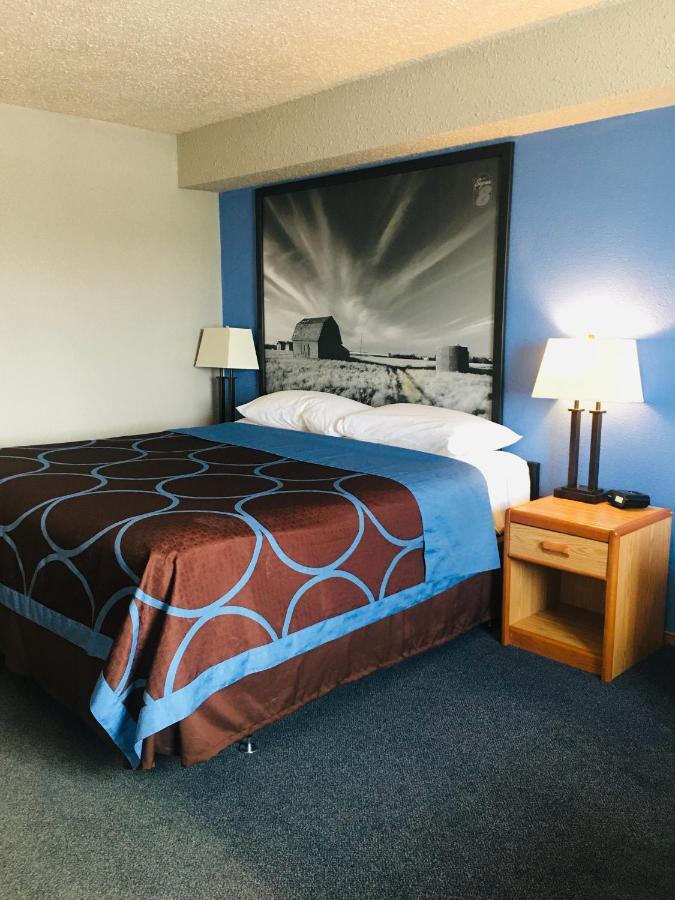 Hotel Super 8 By Wyndham Swift Current Exterior foto